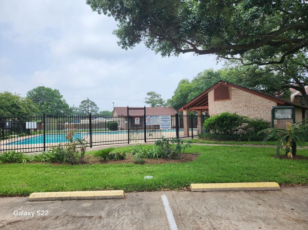 2280 Shadowdale Dr, Houston TX  77043-2111 exterior