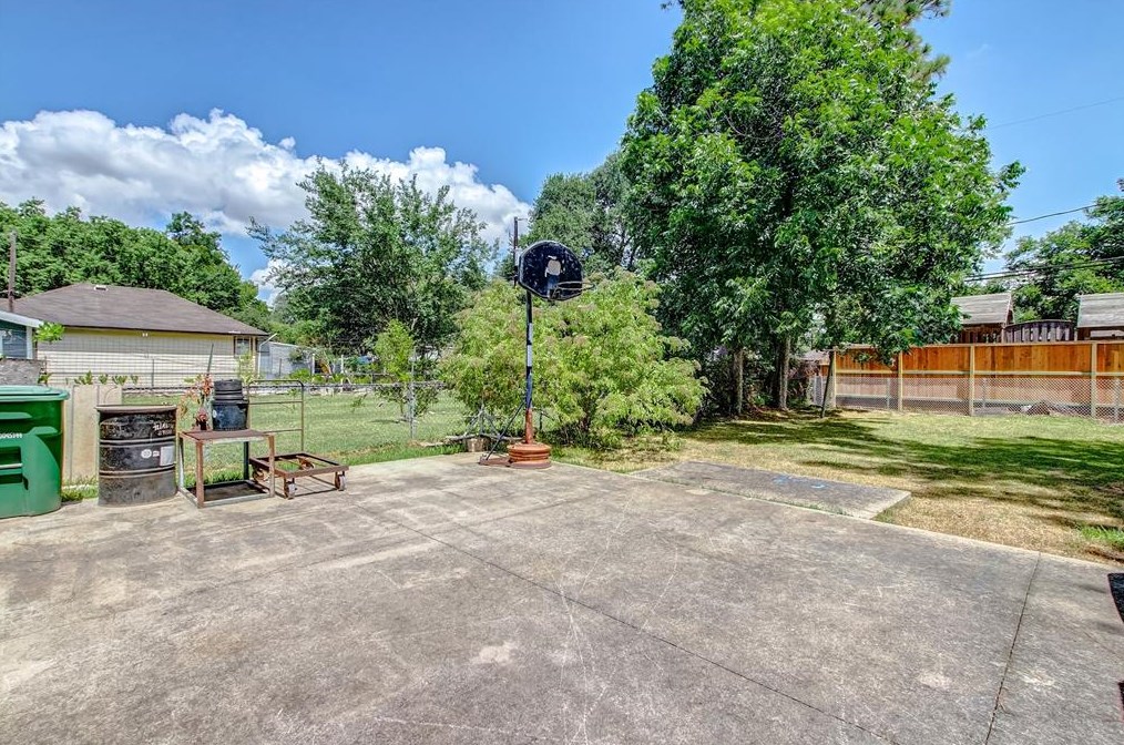 509 Robmore, Houston TX  77076-4329 exterior