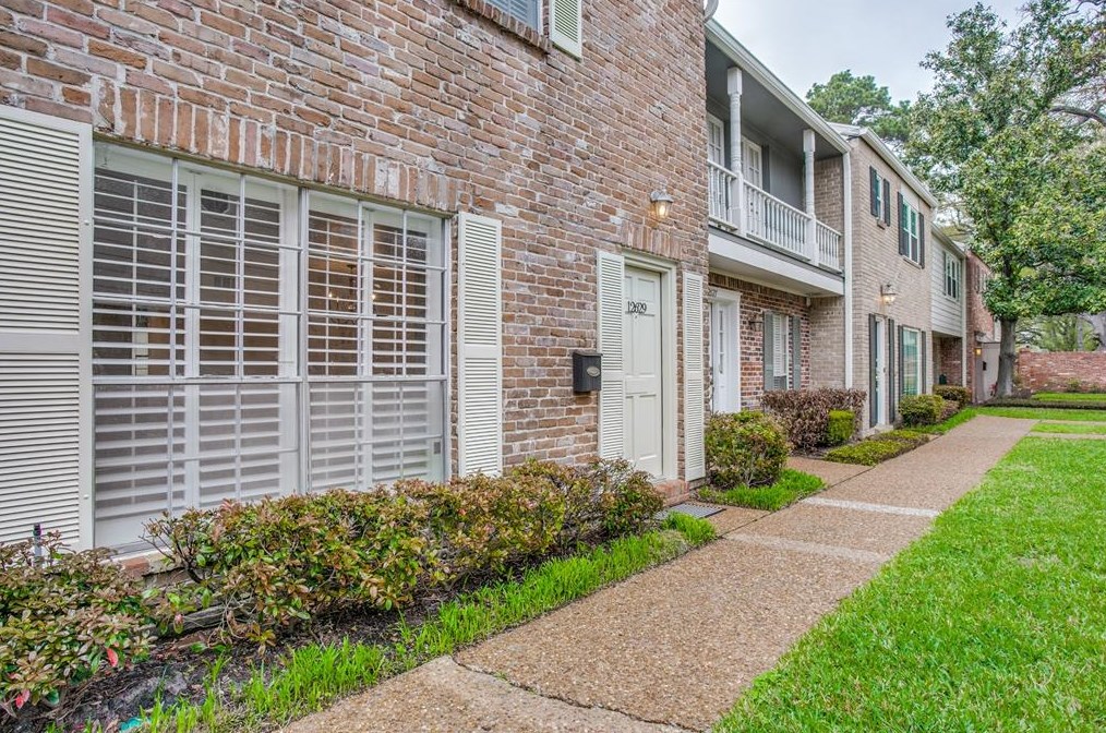 12629 Huntingwick Dr, Houston TX  77024-4886 exterior