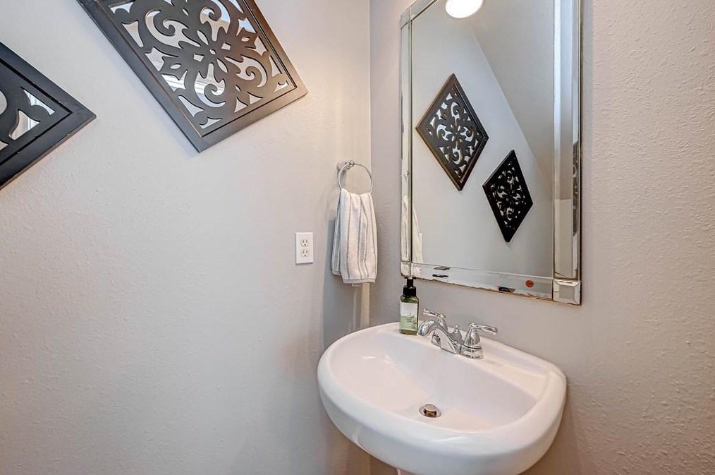 2614 Royal Blue Dr, Houston TX  77088-3341 exterior