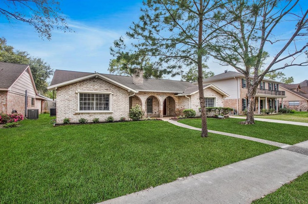 1059 Richelieu Ln, Houston TX  77018-2032 exterior