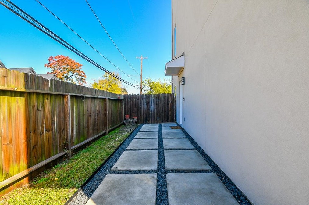 2103 Stuart St, Houston TX  77004-3148 exterior