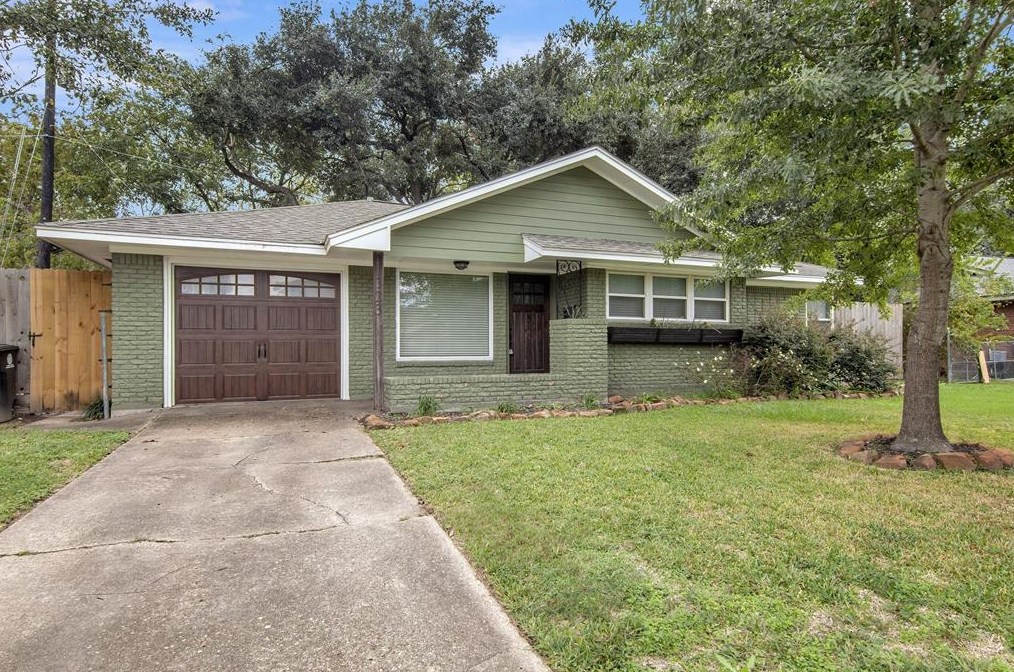 1323 Ansbury Dr, Houston TX  77018-7303 exterior