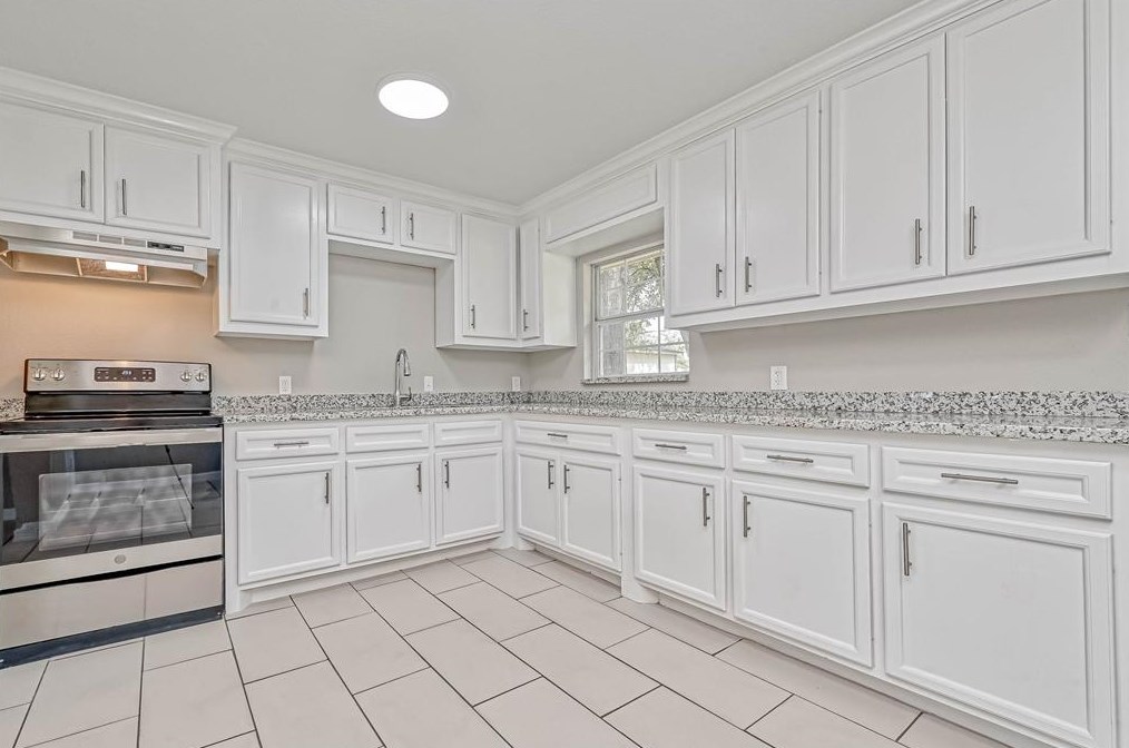 8830 Lk Frst Blvd, Houston TX  77078-3327 exterior