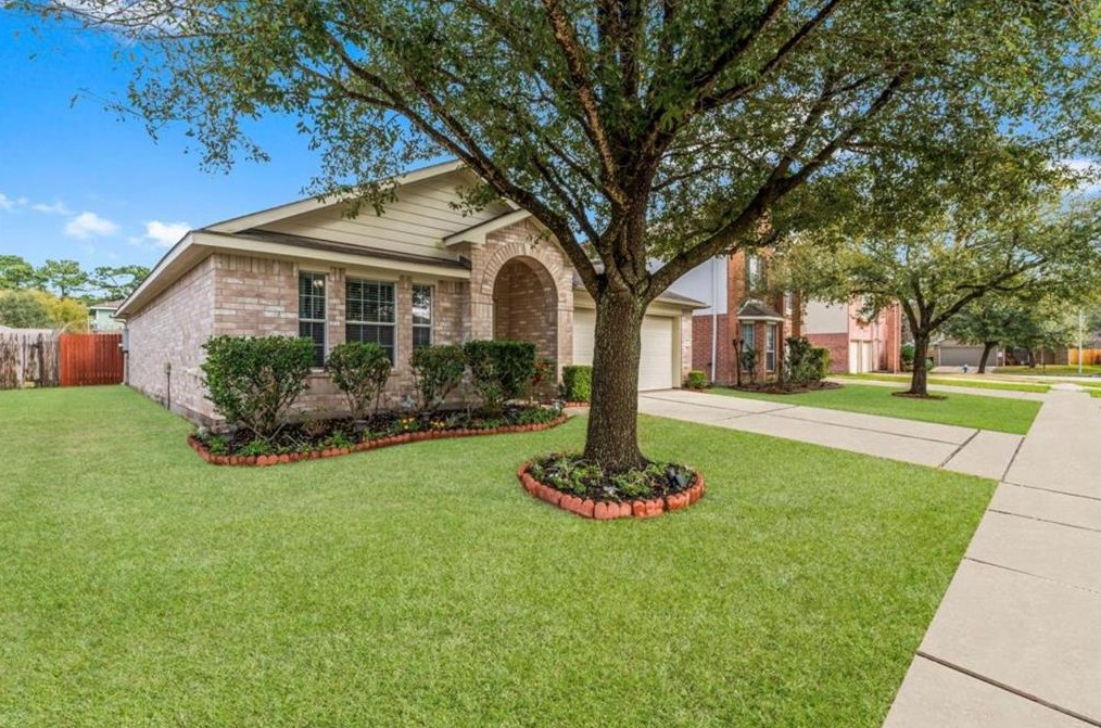 1810 Adobe Falls Dr, Spring TX  77388-7500 exterior