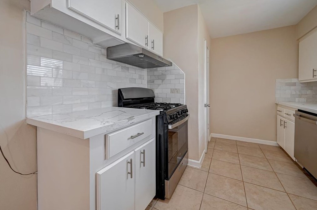 1506 Maux Dr, Houston TX 77043-3318 exterior