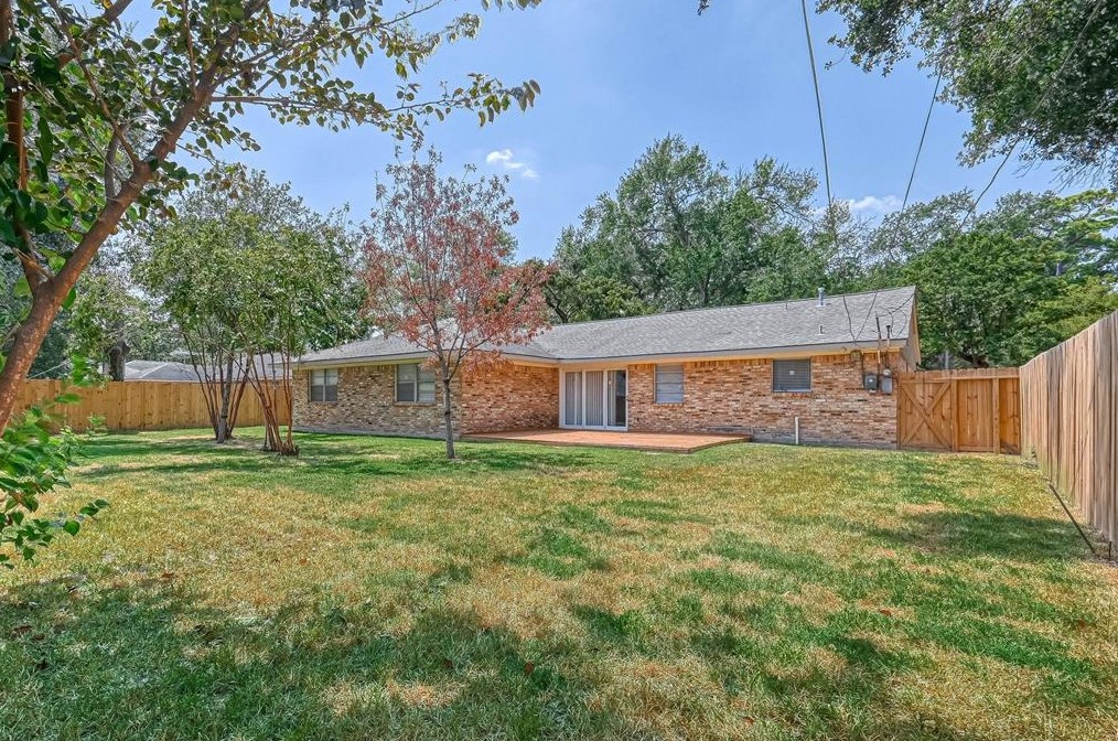 1506 Maux Dr, Houston TX 77043-3318 exterior