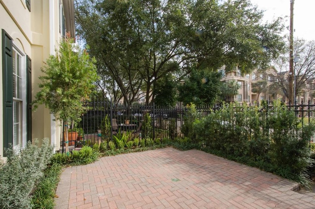 5144 Chevy Chase Dr, Houston TX  77056-4323 exterior