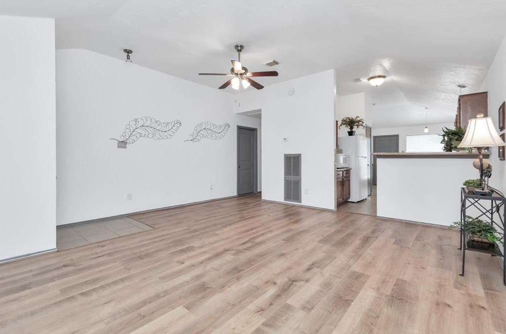 9135 Golden Sunshine Dr, Houston TX  77064-4118 exterior