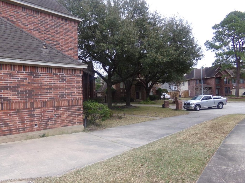 17535 Sandy Clf Dr, Houston TX  77090-2061 exterior
