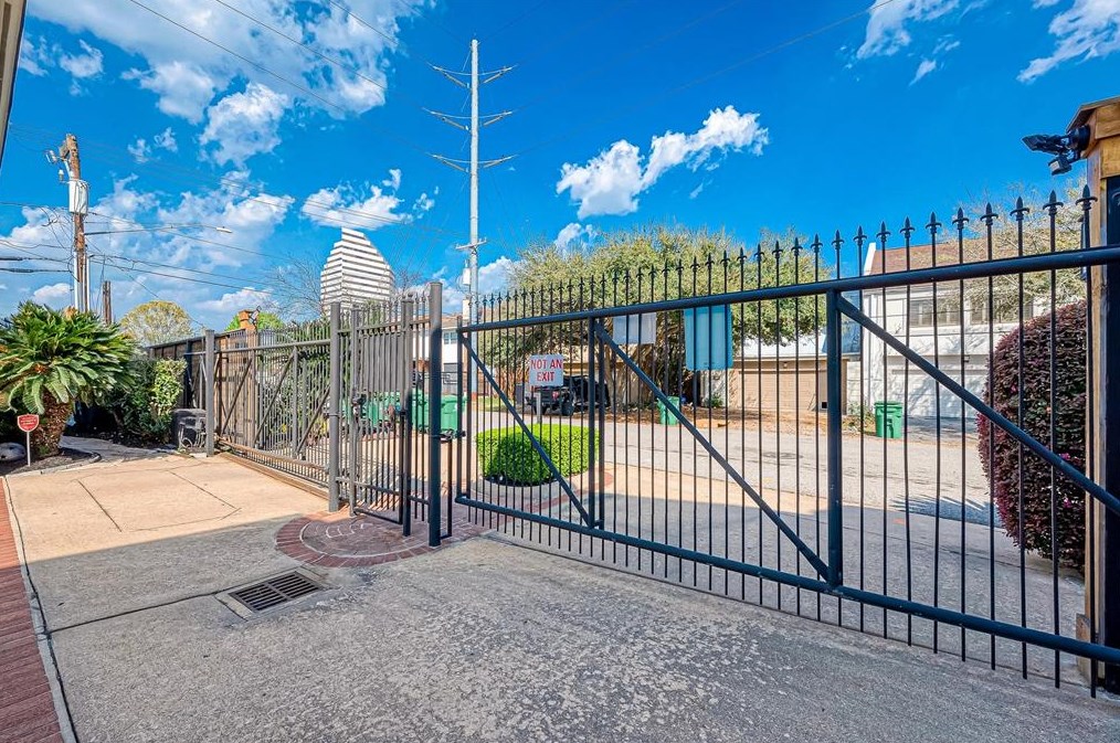2818 Bering Dr, Houston TX  77057-5772 exterior
