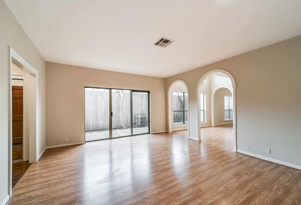 2476 Bering Dr, Houston TX  77057-4936 exterior