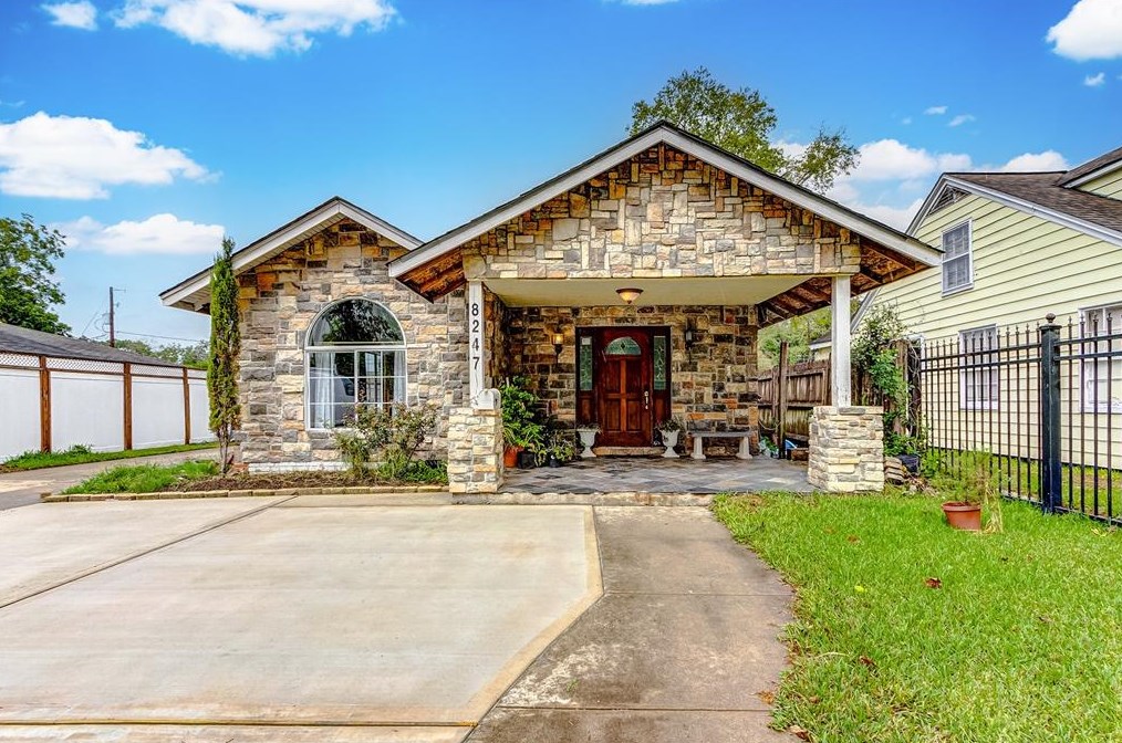 8247 Wier Dr, Houston TX  77017-4735 exterior