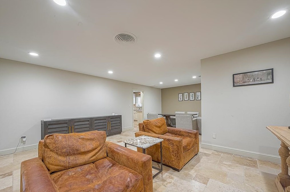 4947 Braesheather Dr, Houston TX  77096-4202 exterior