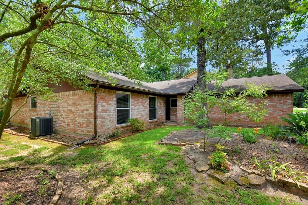 2 Waxberry Rd, Spring TX  77381-2895 exterior