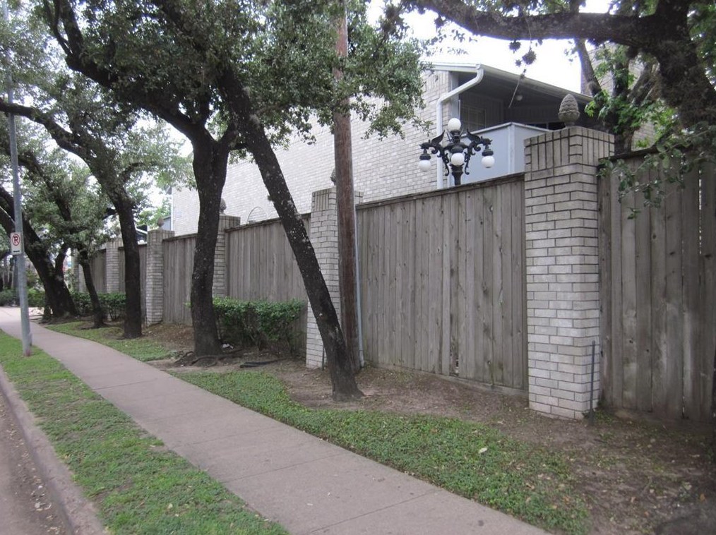 9797 Leawood Blvd, Houston TX  77099-2600 exterior