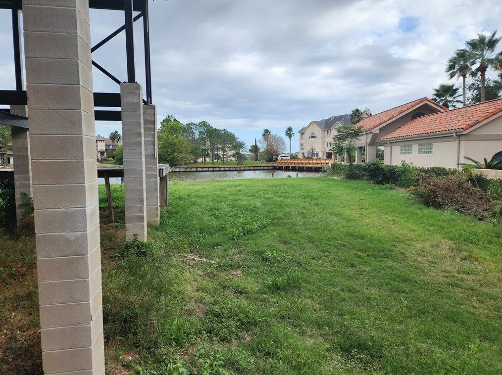 2522 Baycrest Dr, Houston TX  77058-3704 exterior