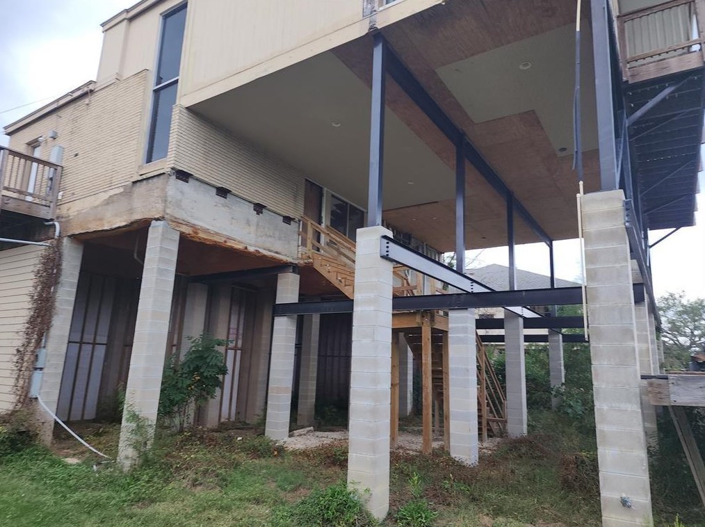 2522 Baycrest Dr, Houston TX  77058-3704 exterior