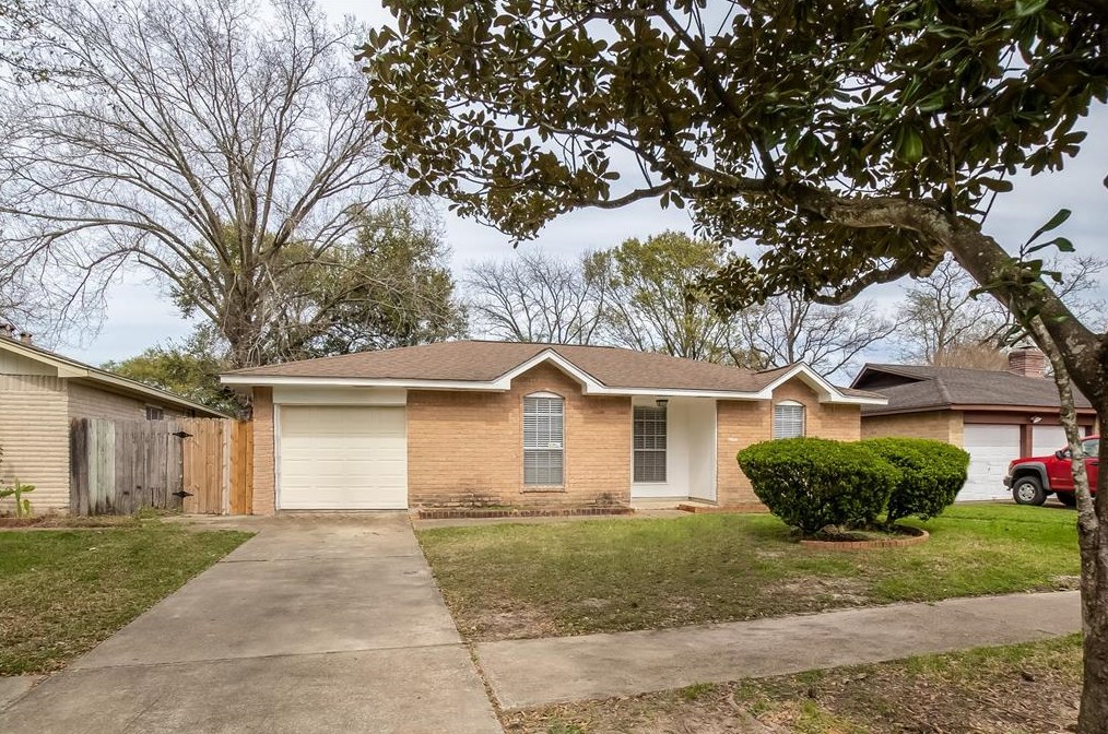 283 Glazebrook Dr, Houston TX  77060-4916 exterior