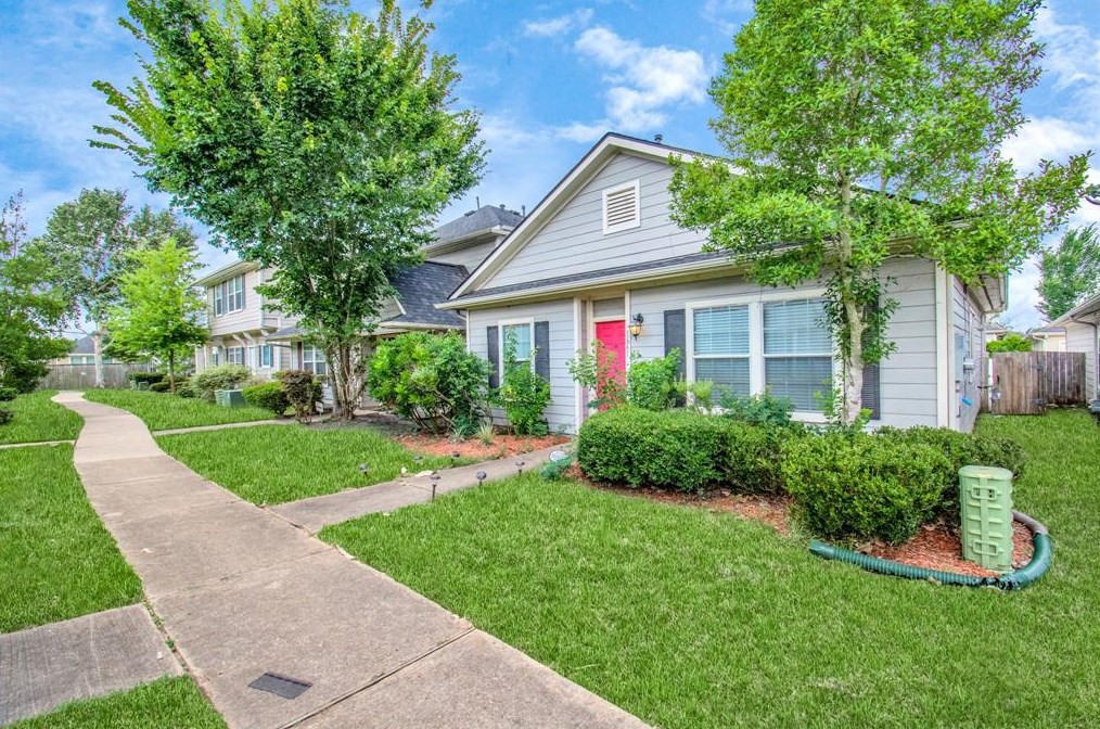 1641 Nichole Woods Dr, Houston TX  77047-4487 exterior