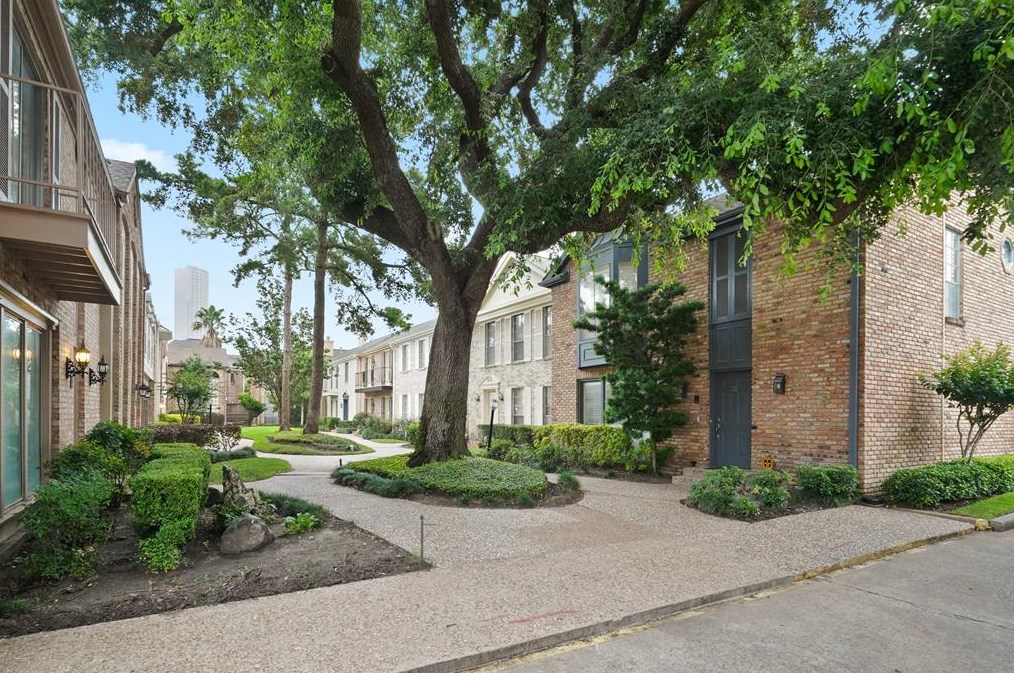 2323 Augusta Dr, Houston TX  77057-4772 exterior