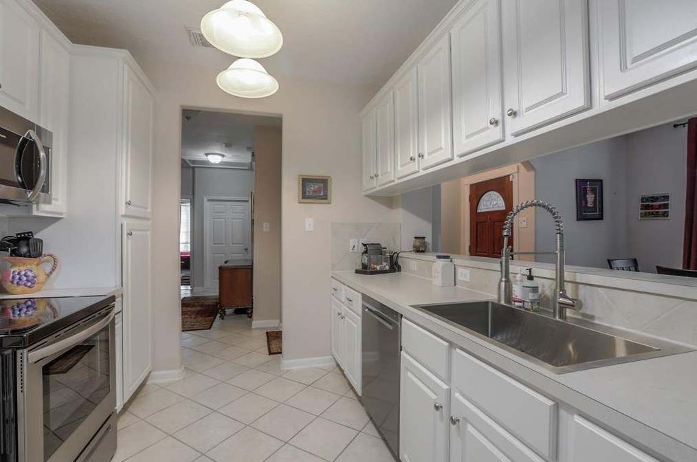 2018 Marchwood Manor Dr, Houston TX  77090-2217 exterior