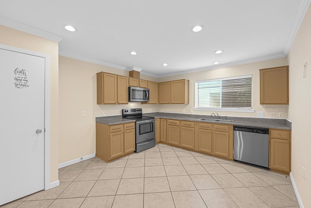 9307 Wellsworth Dr, Houston TX  77083-6159 exterior