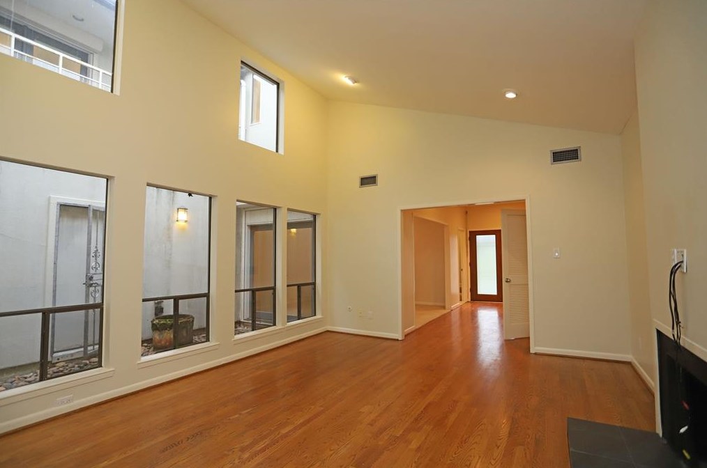 5618 Chaucer Dr, Houston TX  77005-2634 exterior