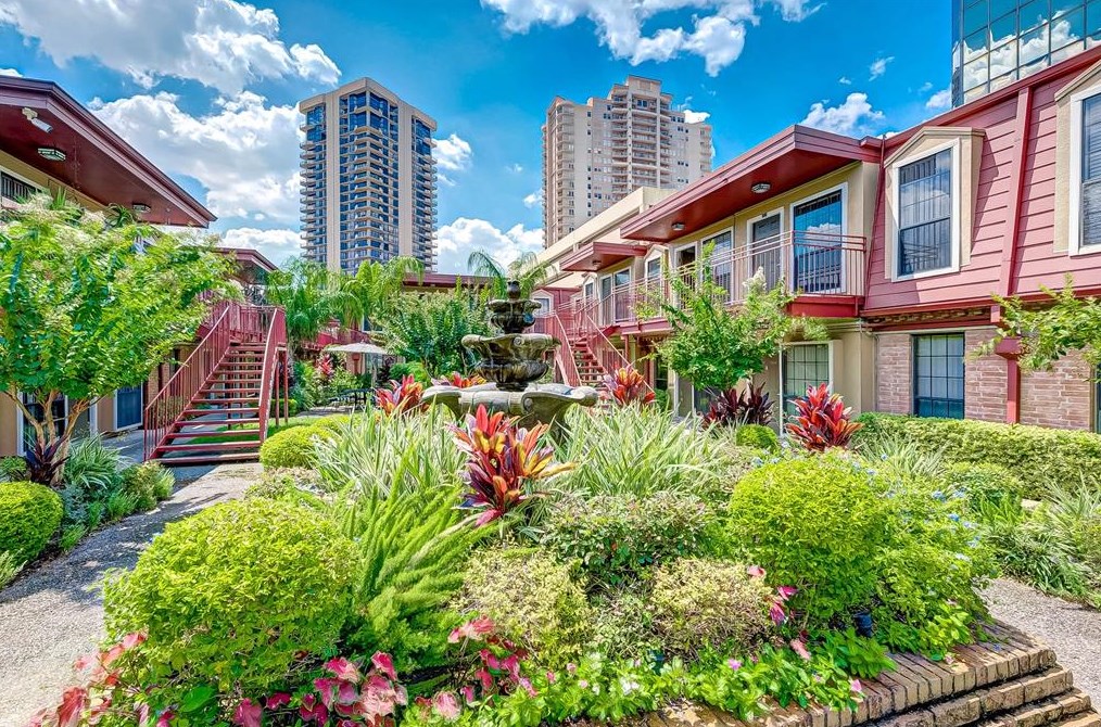 5151 Richmond Ave, Houston TX  77056-6705 exterior