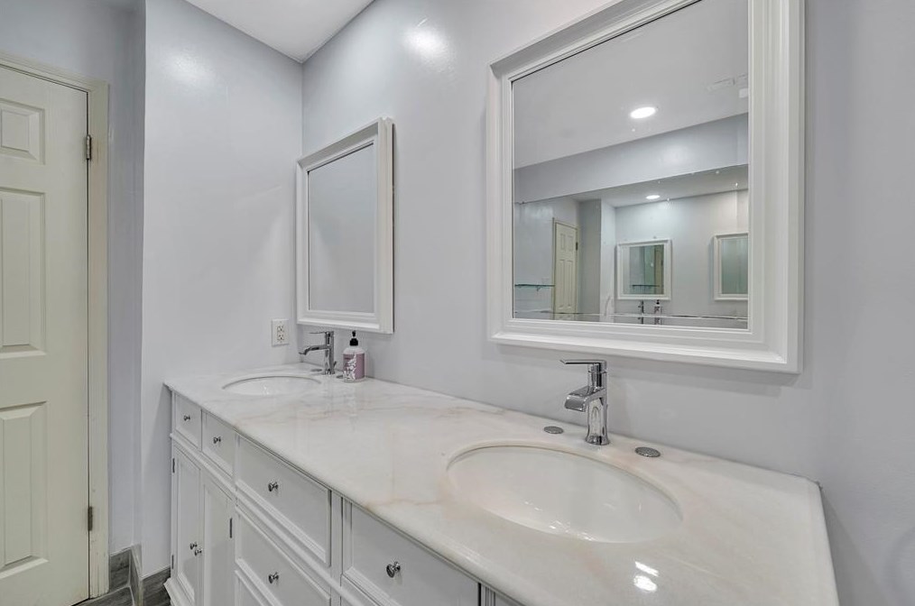 12242 Rocky Knl Dr, Houston TX  77077-5835 exterior