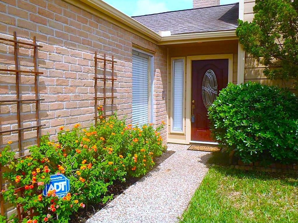 2223 Kinbrook Dr, Houston TX  77077-6114 exterior