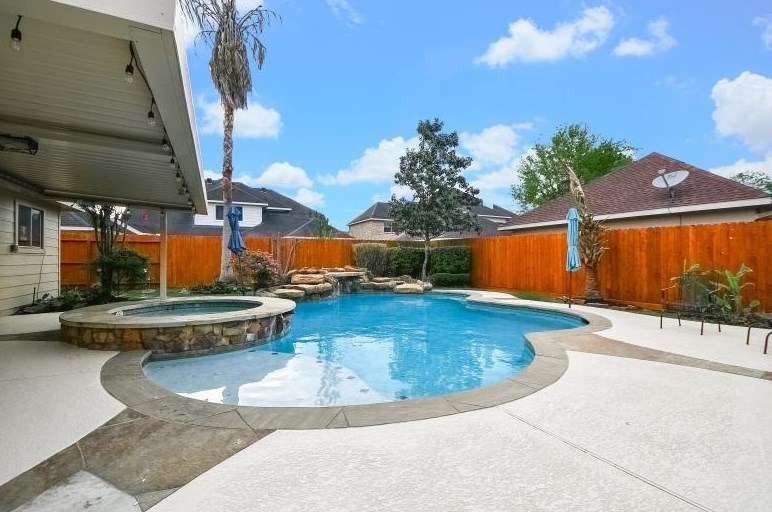 15614 Stone Gables Ln, Houston TX  77044-5367 exterior