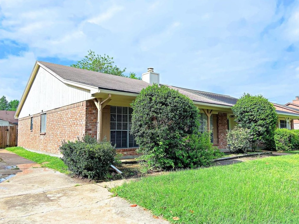 19251 Hollowlog Dr, Katy TX  77449-3917 exterior