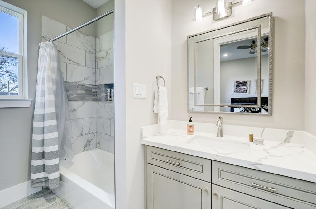 1910 Du Barry Ln, Houston TX 77018-5205 exterior