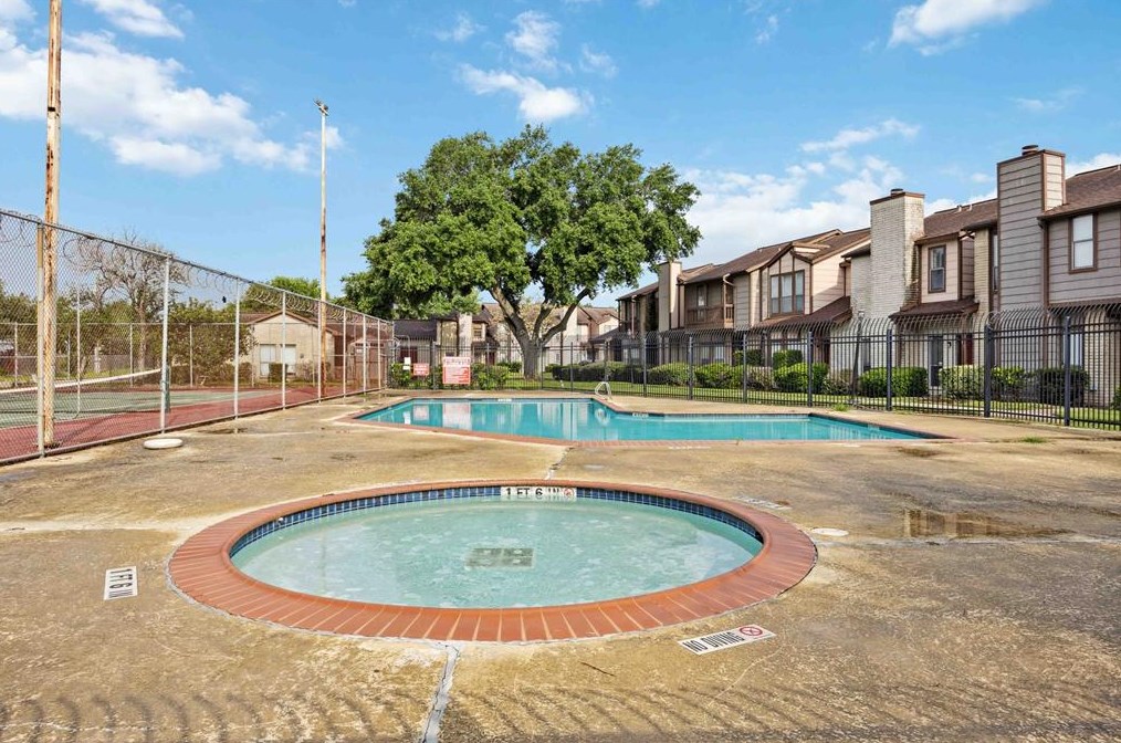 12400 Brookglade Cir, Houston TX  77099-1399 exterior
