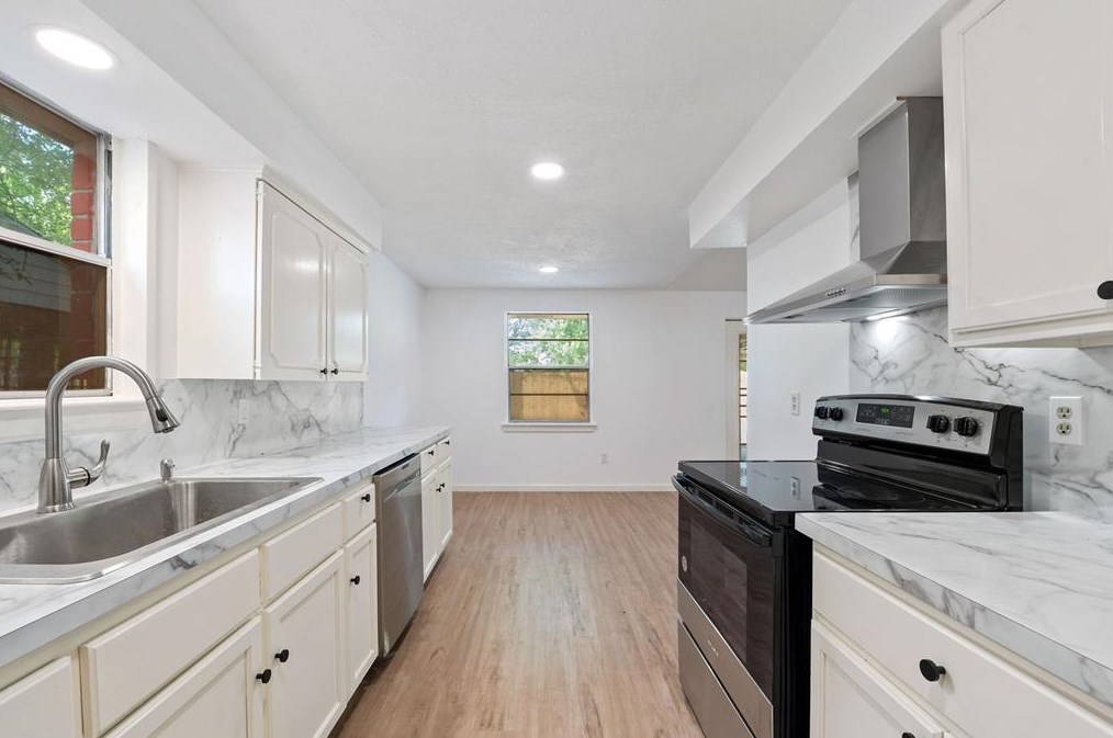 4002 Heatherbrook Dr, Houston TX  77045-5625 exterior