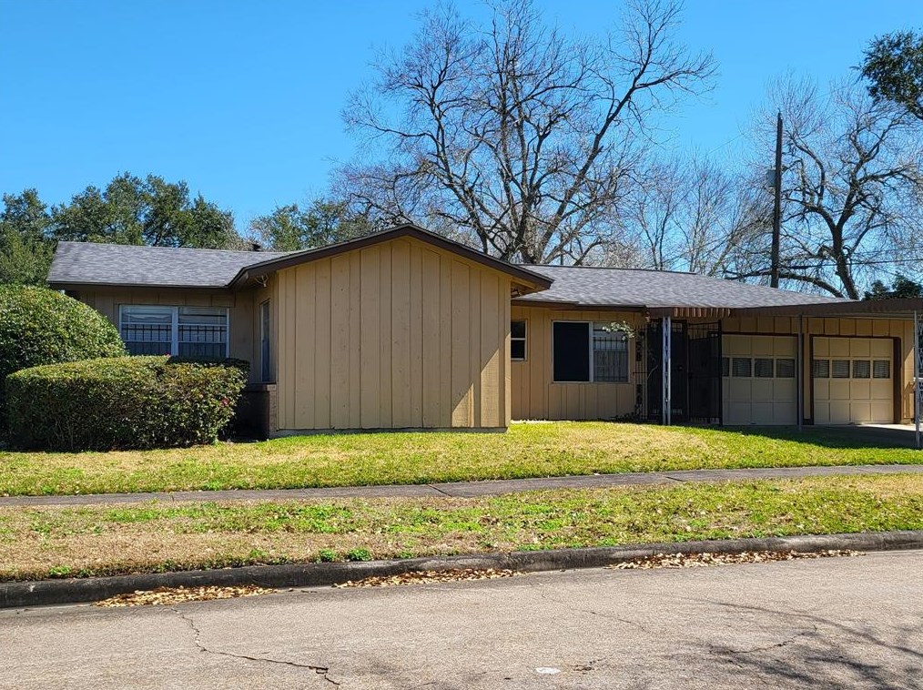 5866 Hirondel St, Houston TX  77033-2327 exterior