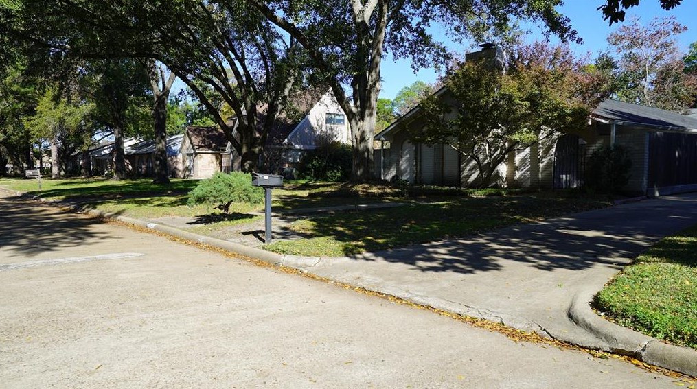 2814 Shadowdale Dr, Houston TX  77043-1715 exterior