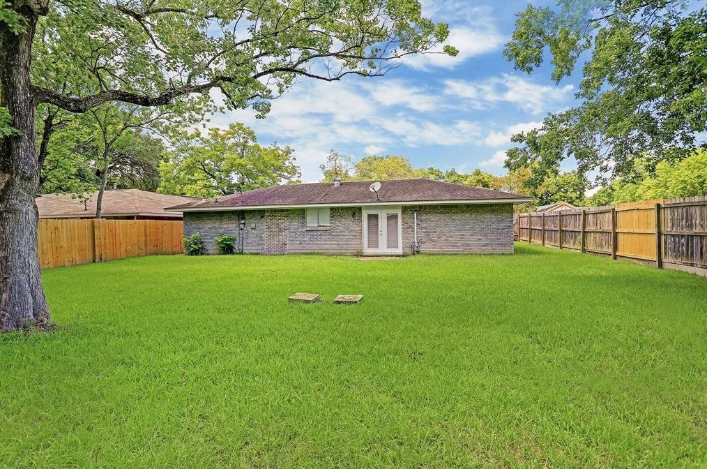 147 Greyfriar Dr, Houston TX  77037-2929 exterior