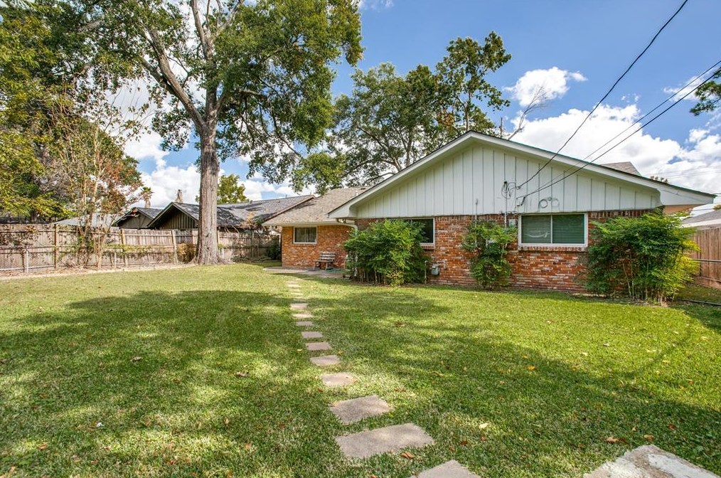 1329 Conrad Sauer, Houston TX 77043-4308 exterior