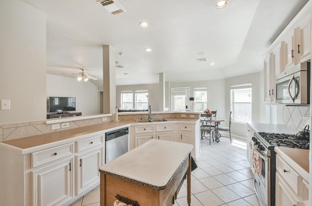 7143 Hot Crk Trce, Humble TX 77346-3097 exterior