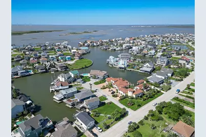 210 Sampan Drive, Tiki Island, TX 77554 - Photo 47