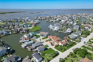 210 Sampan Dr, Tiki Island, TX 77554 - Photo 47