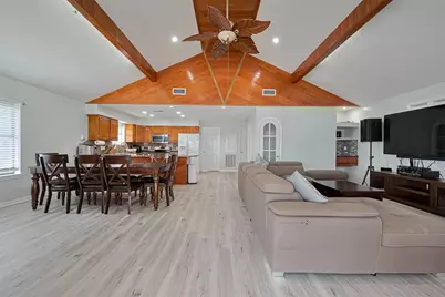 210 Sampan Drive, Tiki Island, TX 77554 - Photo 5