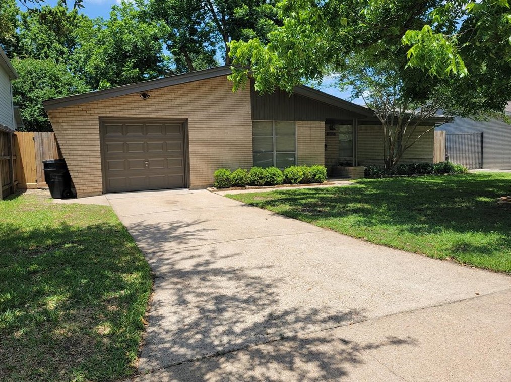 2627 Haverhill Dr, Houston TX  77008-3033 exterior