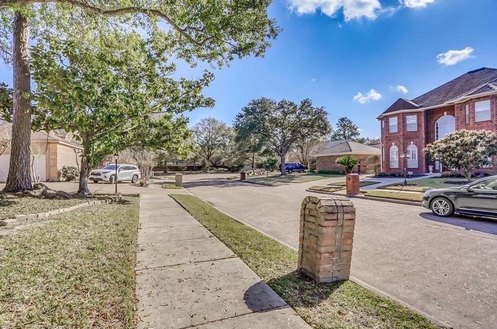 10314 Chevy Chase Dr, Houston TX  77042-2446 exterior