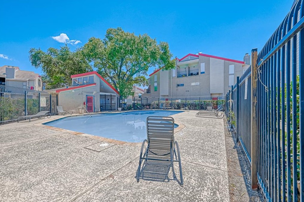 10855 Meadowglen Ln, Houston TX  77042-4000 exterior