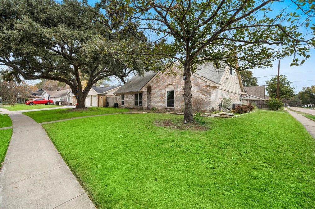 6202 Golden Forest Dr, Houston TX  77092-2364 exterior