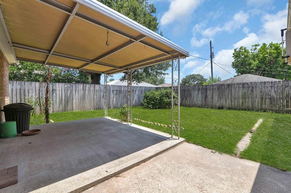 14842 Dogwood Tree St, Houston TX  77060-5038 exterior
