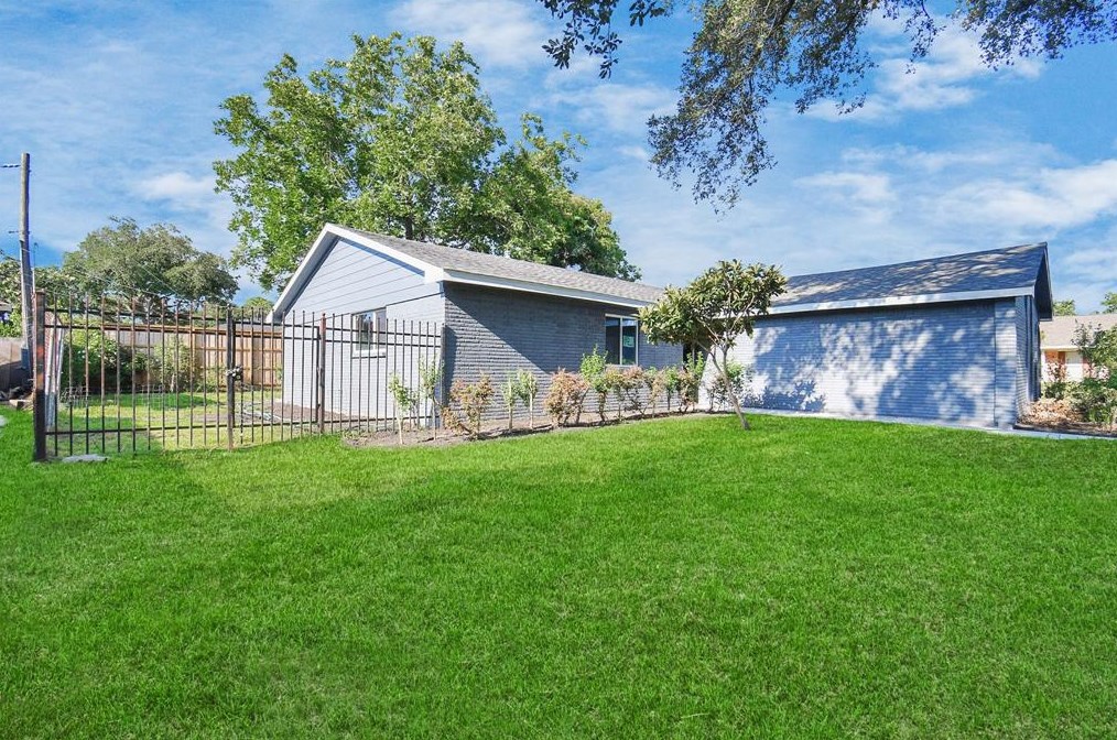 12031 Sharpcrest, Houston TX  77036-6133 exterior